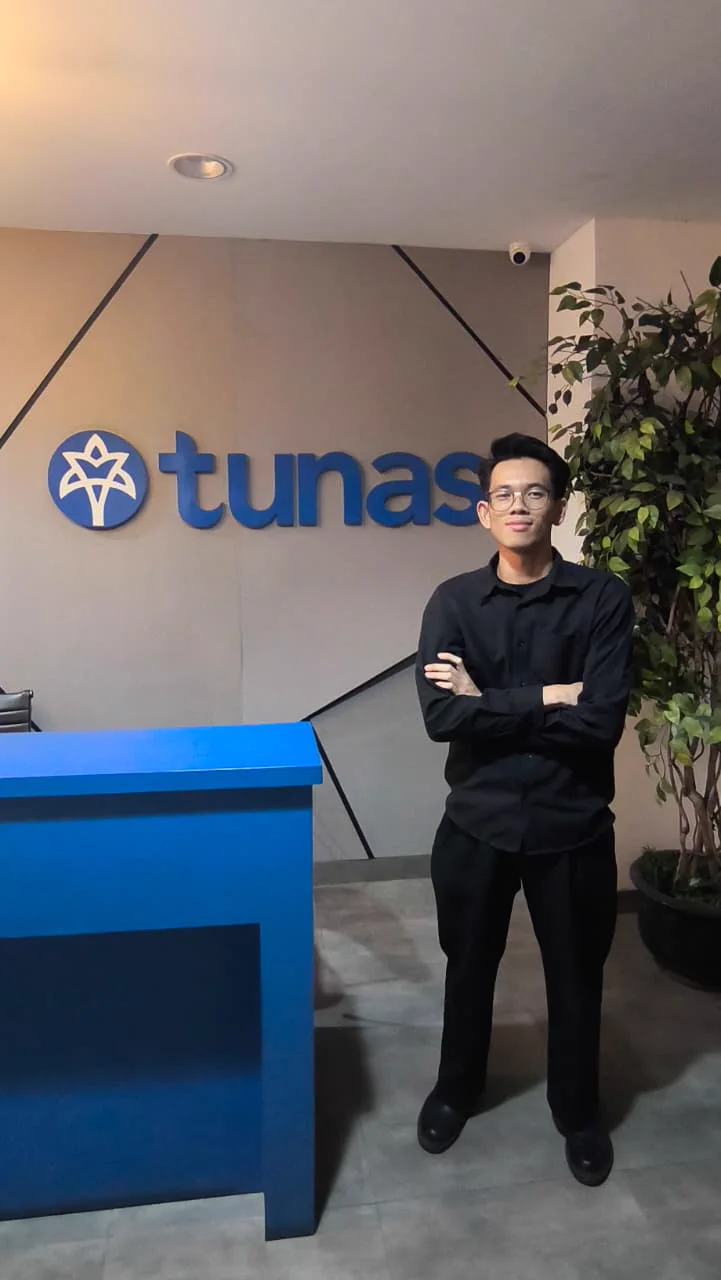 Felix standing at the Tunas office reception